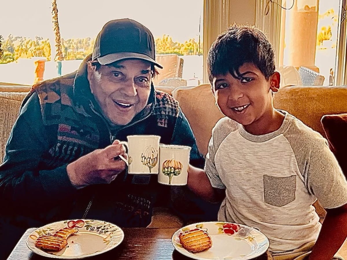 actor dharmendra with his fans