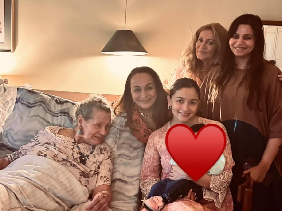 Alia bhatt family pic